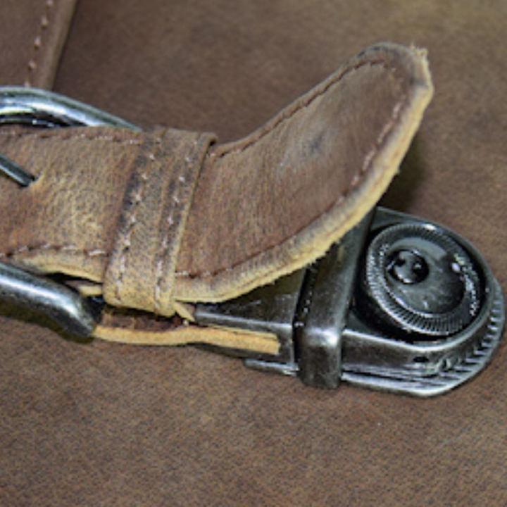 Boucle d'une mallette classique en cuir de bison