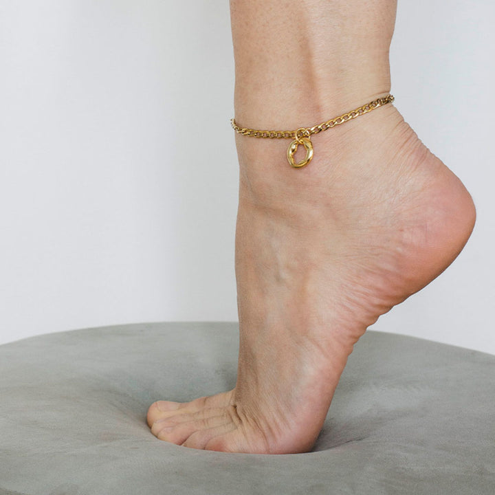 Pieds avec un Bracelet pour chevi;;e Anne-Marie Chagnon Bazae doré avec breloque circulaire