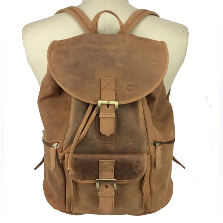 Sac à dos Canadian Leather en cuir de bison vu de devant sur un mannequin