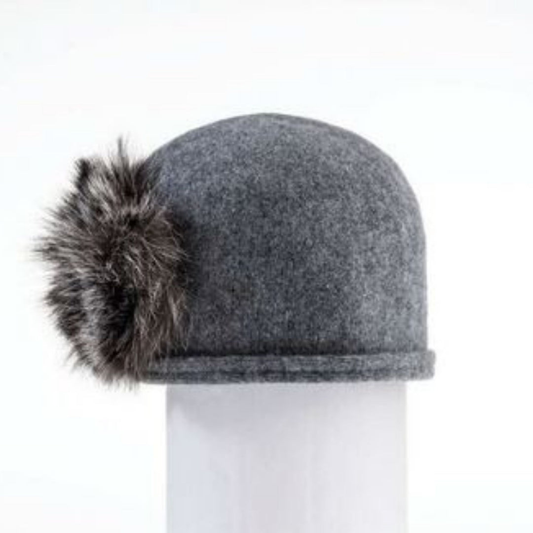 Chapeau gris en laine avec pompom en fourrure recyclée sur le coté