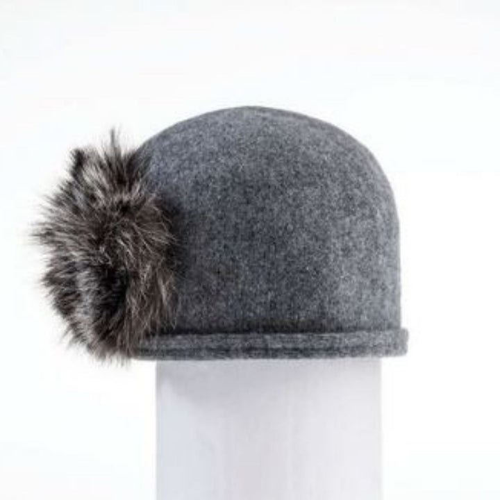 Chapeau gris en laine avec pompom en fourrure recyclée sur le coté