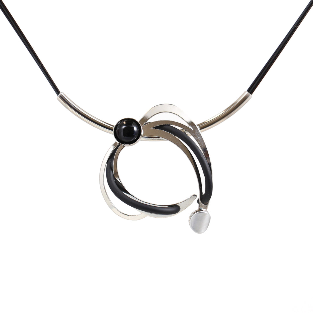 Collier avec fil de cuir noir et pendentif circulaire et pierre noire