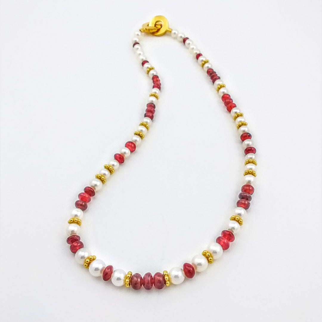 Collier avec pierres québécoises rouges et perles avec or