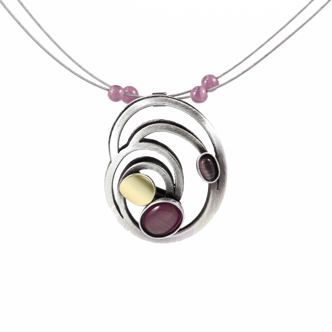 Collier avec pendentif circulaire abstrait et pierres mauves et dorées
