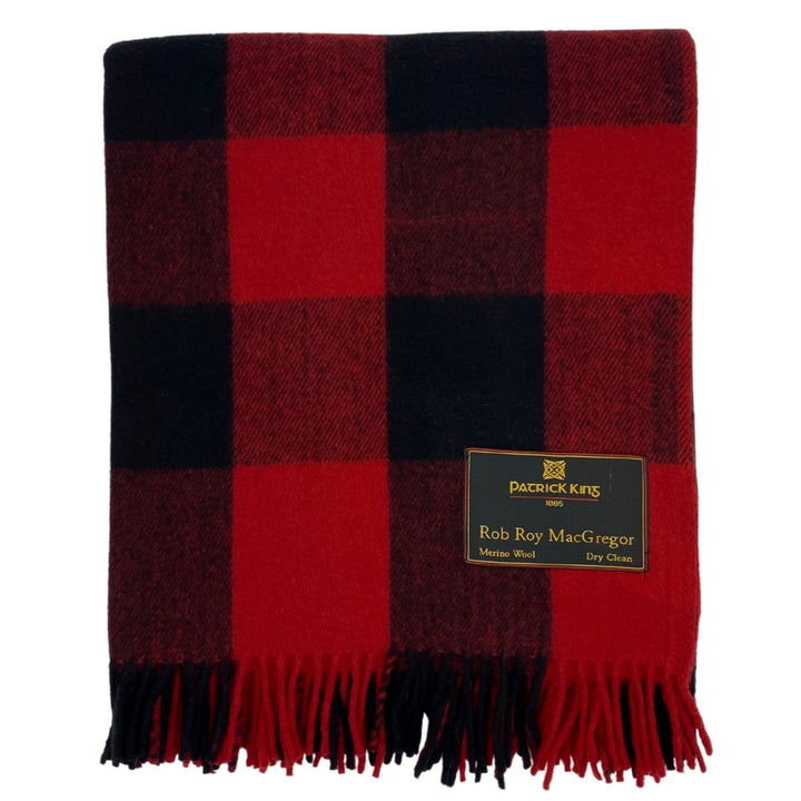 Lourde couverture tartan pliée Rob Roy MacGregor rouge et noire avec franche dans le bas et étiquette Patrick King dans le bas droit