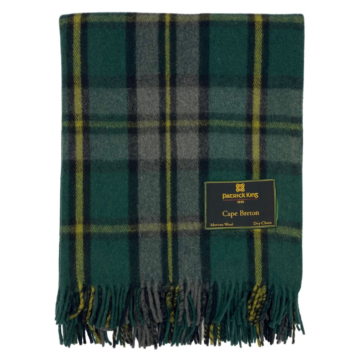 Lourde couverture tartan verte et grise avec fines lignes jaunes pliée avec franche dans le bas et étiquette Patrick King