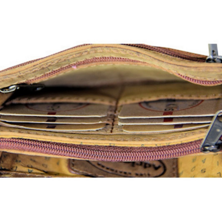 Interieur d'un petit sac organisateur en cuir de bison ouvert sur ses cartes d'identification vue de dessus