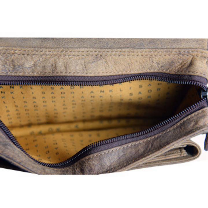 Intérieur de la pochette avant d'un sac en cuir de bison avec fermeture à glissière