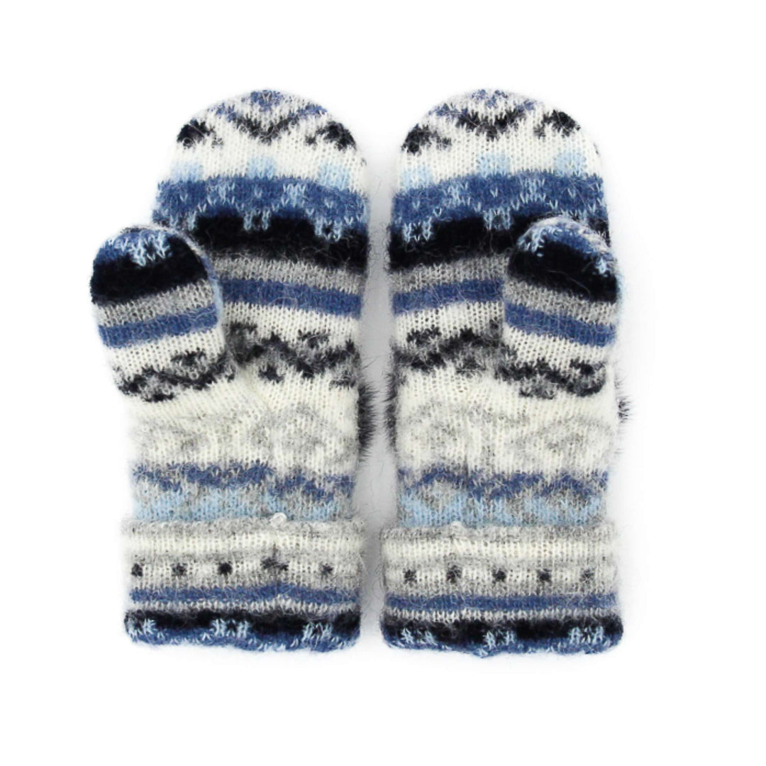 Mitaines en laine islandaise blanches, bleue pâle et marines avec un pompom bleu marine sur le dessus vu de dessous