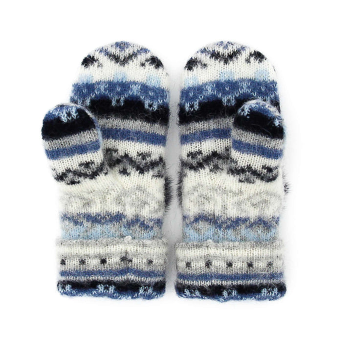 Mitaines en laine islandaise blanches, bleue pâle et marines avec un pompom bleu marine sur le dessus vu de dessous