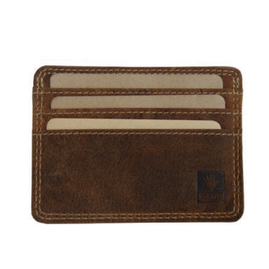 Devant d'un porte-cartes en cuir de bison avec le logo de la compagnie en bas à droite