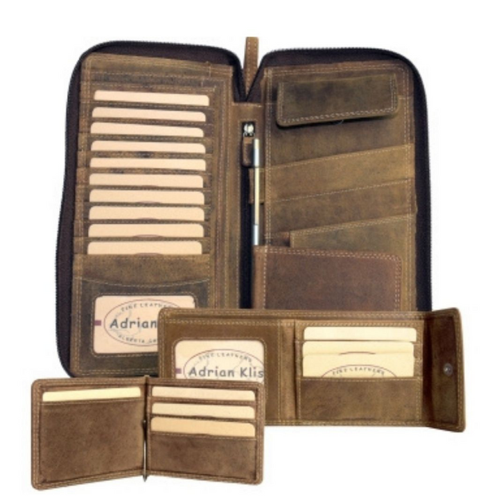 Organisateur de voyage en cuir de bison ouverts avec 2 portefeuilles en cuir de bison ouverts sur leurs cartes d'identification