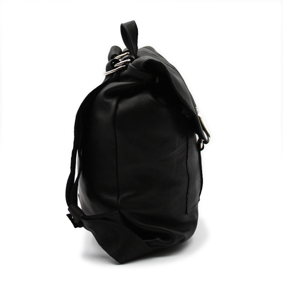 Sac à dos noir avec poignée sur le dessus et sangles vu de coté