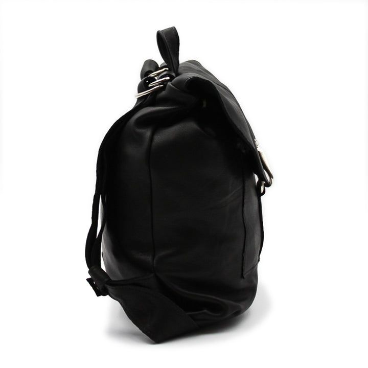 Sac à dos noir avec poignée sur le dessus et sangles vu de coté