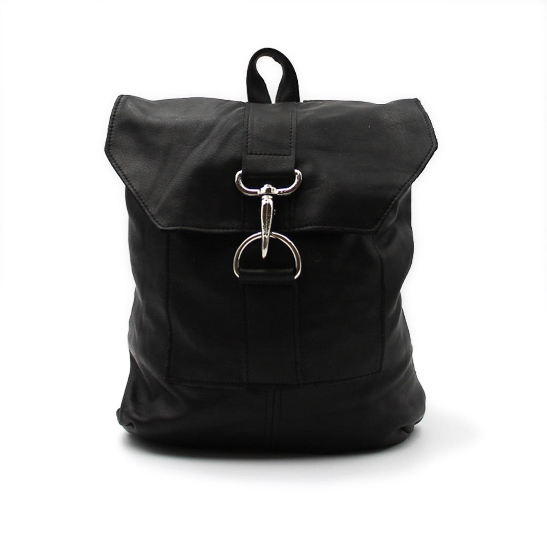 Sac à dos noir avec poignée sur le dessus et crochet vu de devant