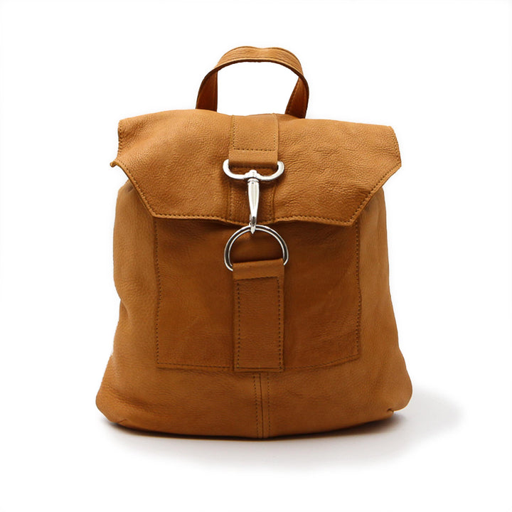 Sac à dos tan avec poignée sur le dessus et crochet vu de devant