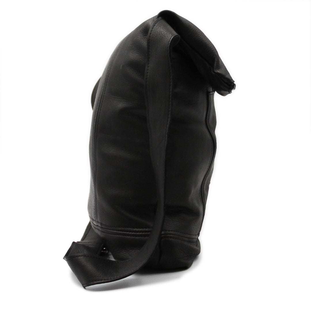 Sac à main noir à rabats avec sangles sur le coté vu de coté