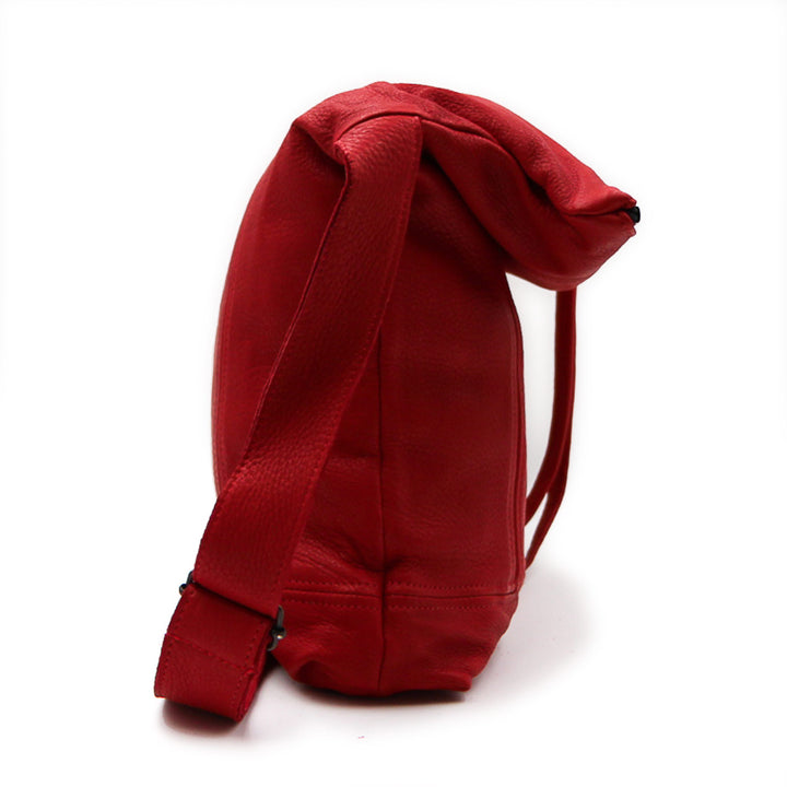 Sac à main rouge à rabats avec sangles sur le coté vu de coté