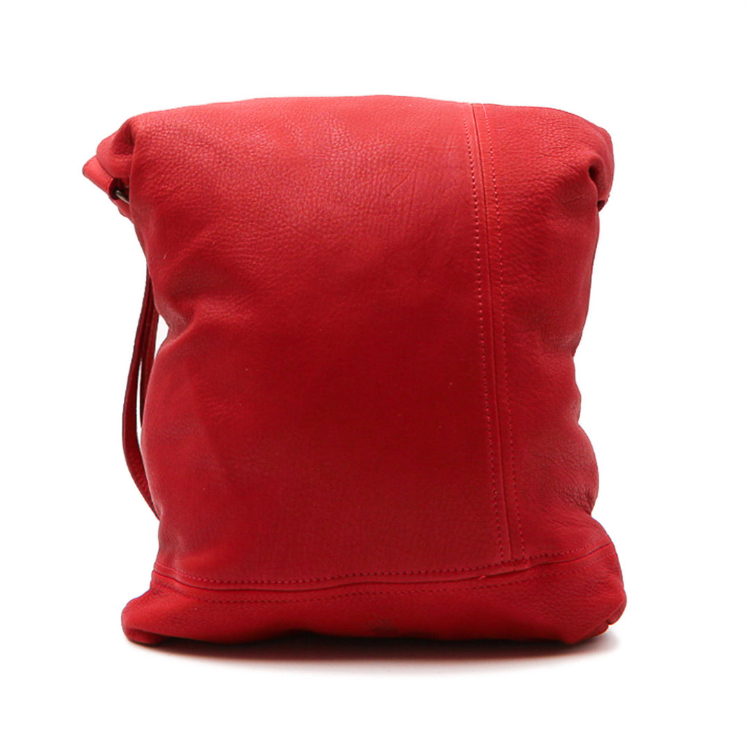 Sac à main rouge à rabats vu de derriere
