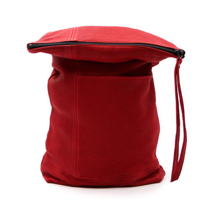 Sac à main rouge à rabats avec fermeture à glissière sur le dessus et deux lanières de cuir sur le coté vu de devant