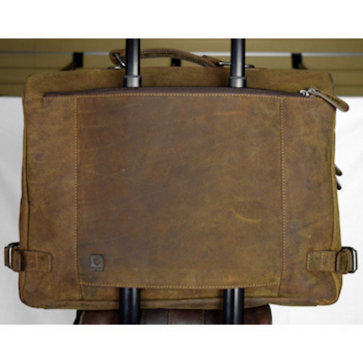 vue sac de cuir pour le voyage avec deux fermetures éclair ouverte et un manche de valise qui passe dans ces deux fermetures éclair