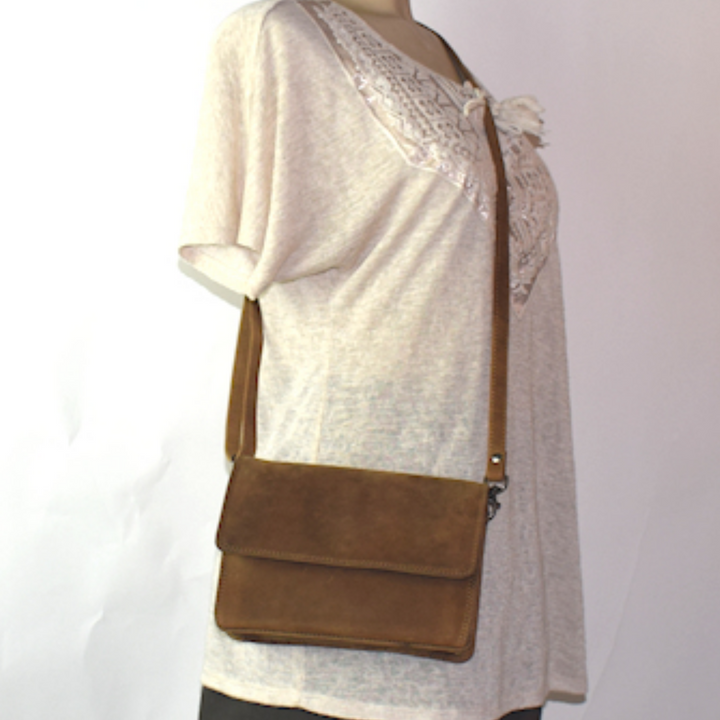 Mannequin avec sac en cuir de bison en bandoulière