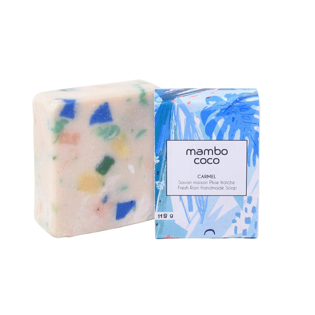 Savon mambo coco carmel blanc avec taches bleues, jaunes et vertes sorti de son emballage bleu