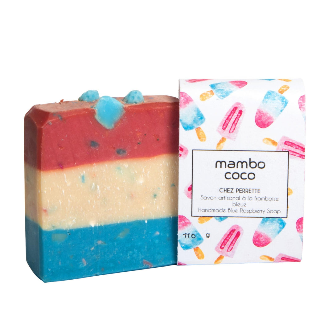 Savon Chez Perrette de mambo coco bleu, blanc et rose sorti de son emballage aux motifs de popsicles