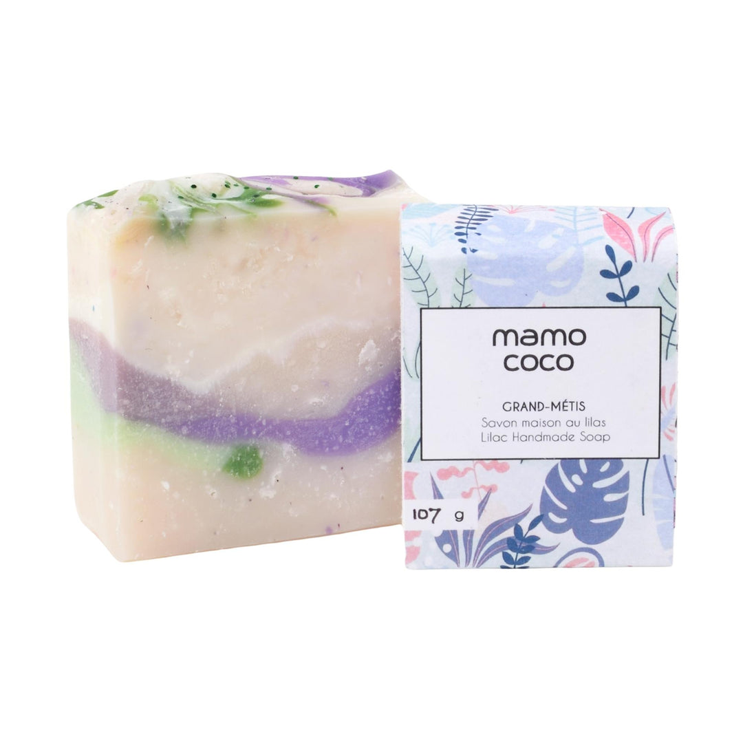 Savon Grand-Métis par Mambo coco blanc, vert et mauve sorti de som emballage bleu, mauve et rose