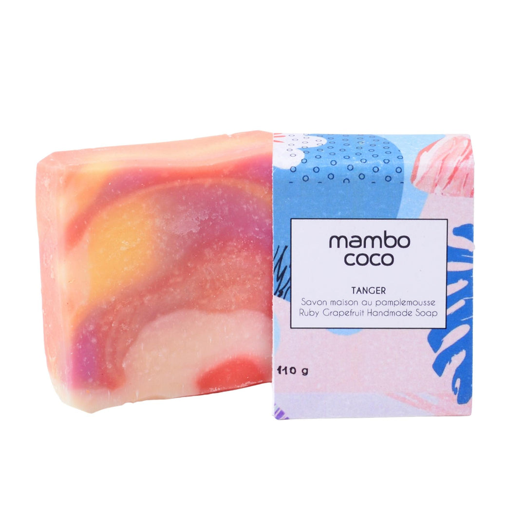 Savon Tanger par Mambo coco rose, rouge et jaune sorti de son emballage bleu et rose