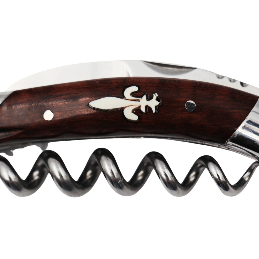 Close up de la fleur de lys en ivoire du sommelier amourette Laguiole