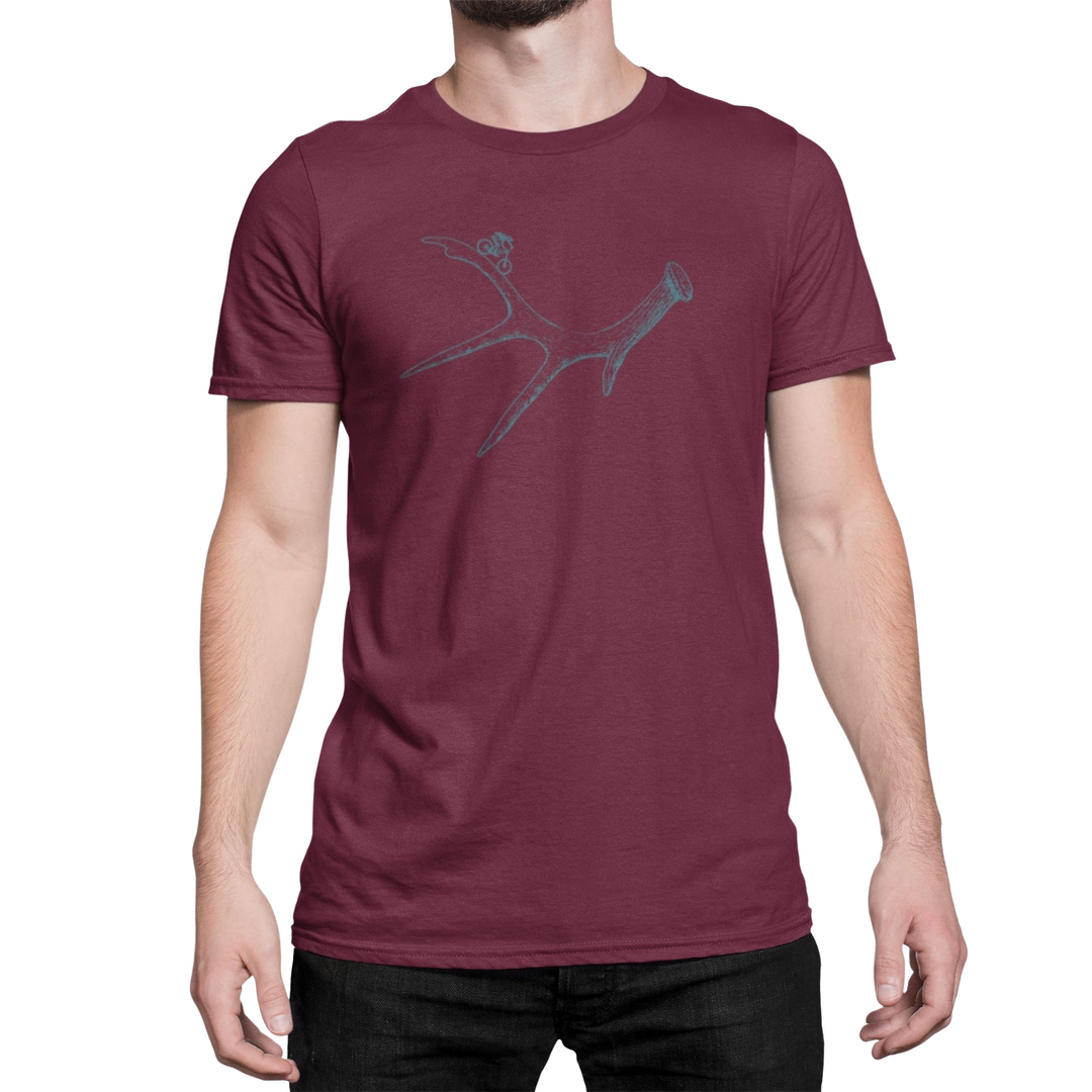 Torse d'un homme portant un t-shirt couleur bourgogne avec le design bleu d'une corne de cerf avec un vélo qui la descend comme une montagne.