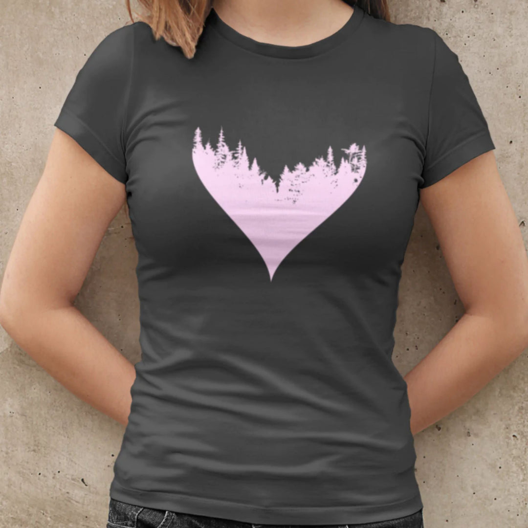 Femme portant un t-shirt charcoal avec un coeur rose ayant une forêt à l'intérieur