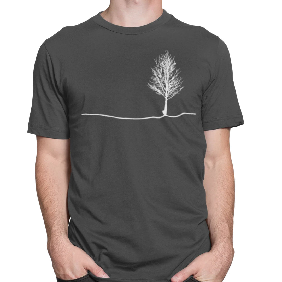 Homme portant un t-shirt KM54 gris avec un motif d'arbre à sucre