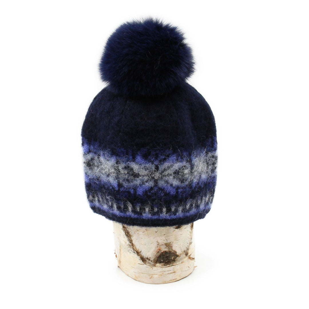 Tuque en laine islandaise marine et bleue pâle avec pompom bleu marine sur une buche