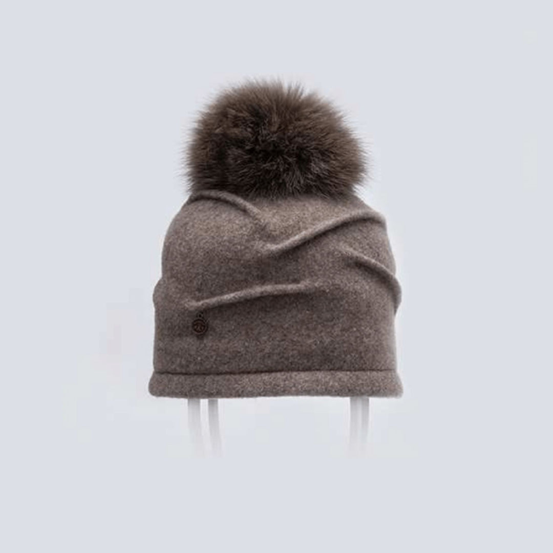 Tuque brune en laine avec pompom en fourrure