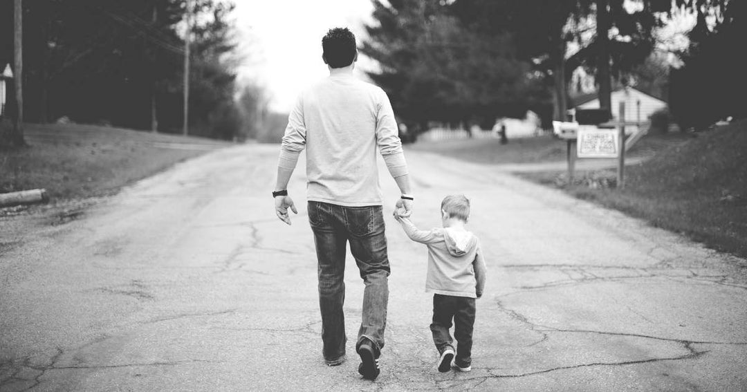 Père tennant la main de son enfant pour la Fête des Pères chez Artisans Canada