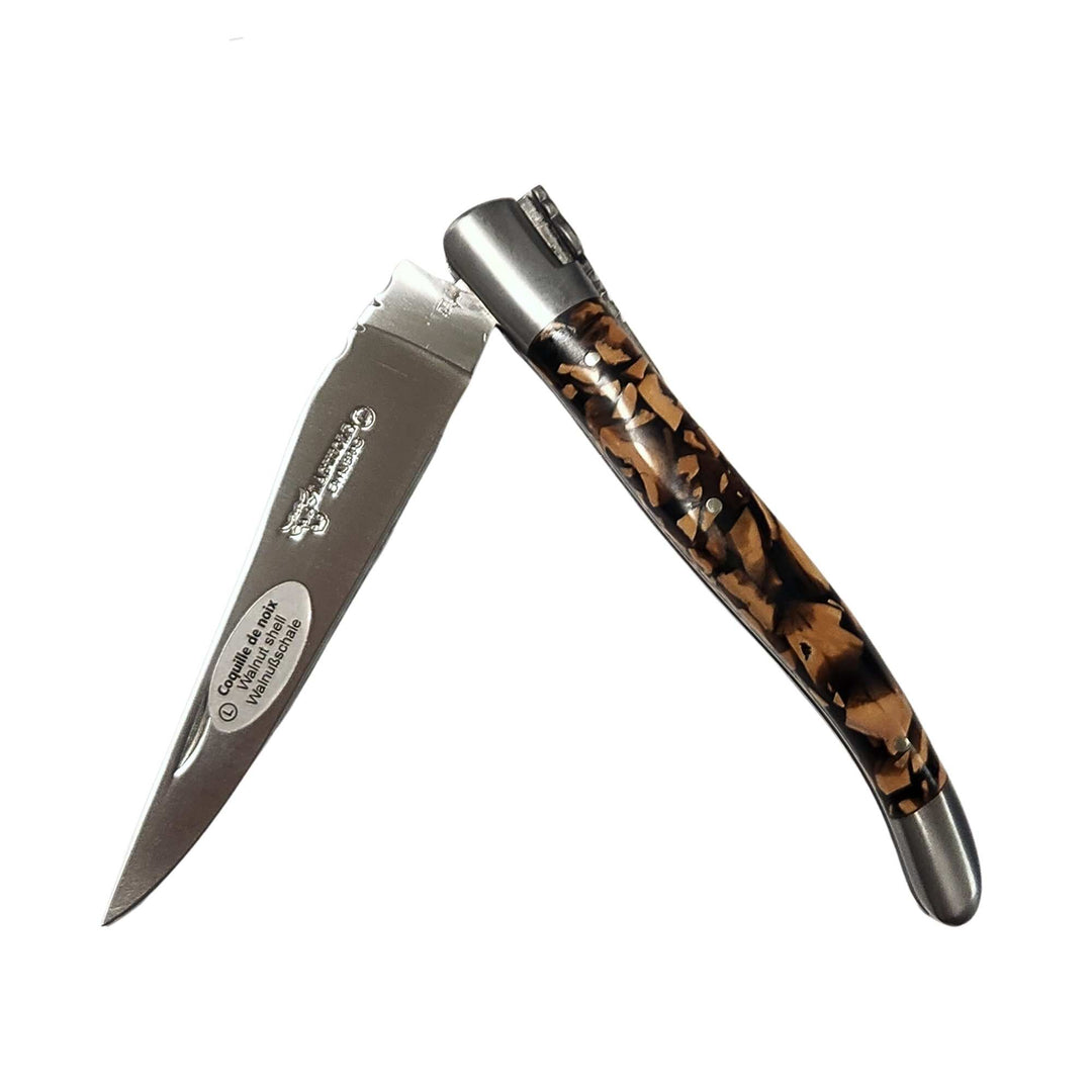 Couteau pliant en coquille de noix par Laguiole en Aubrac ouvert en angle