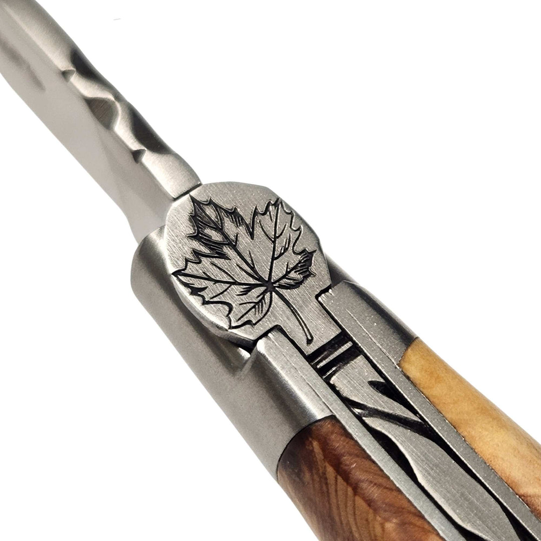 Vue rapprochée de la feuille d'érable du Couteau pliant en genévrier par Laguiole en Aubrac