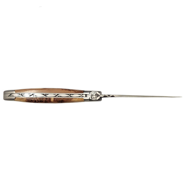 Couteau pliant en genévrier par Laguiole en Aubrac vu de dessus avec feuille d'érable