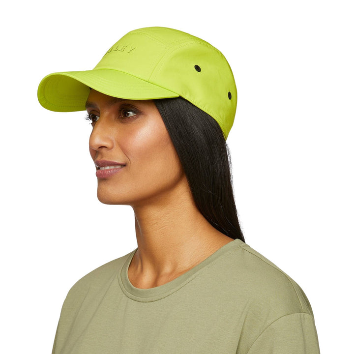 Femme portant une Casquette verte lime avec le logo Tilley sur le devant vue de 3/4