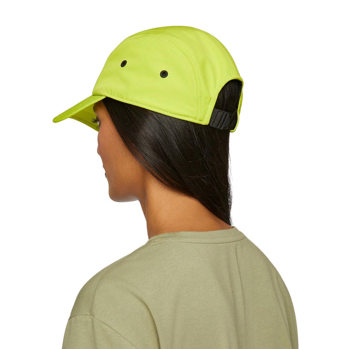 Femme portant une Casquette verte lime avec le logo Tilley sur le devant vue de derrière