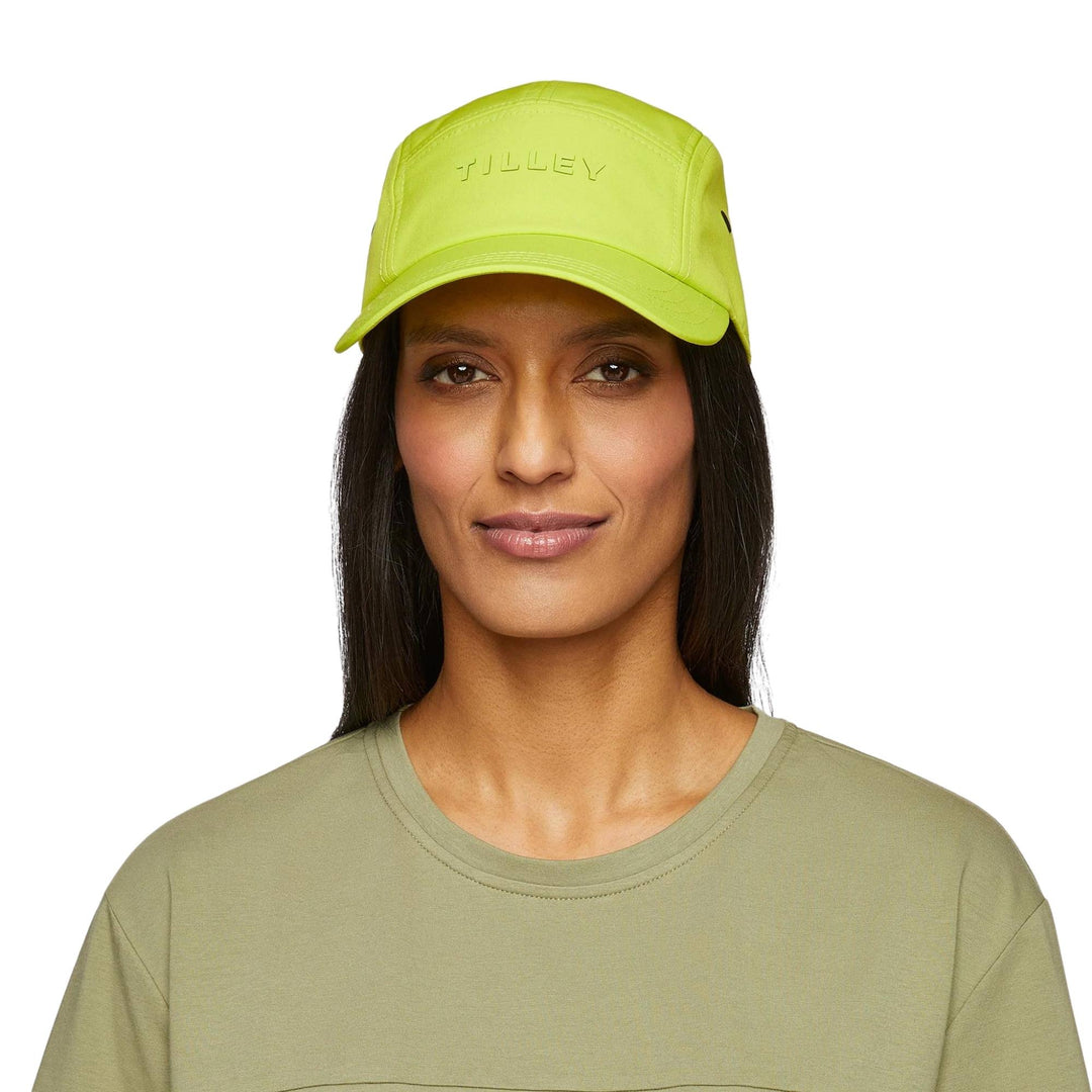 Femme portant une Casquette verte lime avec le logo Tilley sur le devant vue de devant