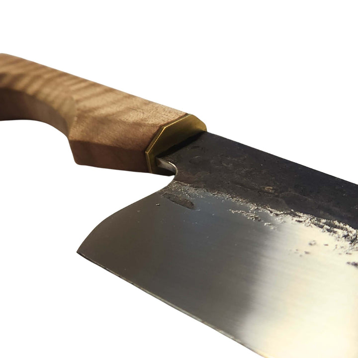 Vue rapprochée du Couteau de chef avec manche en érable par Lapointe kitchen knives