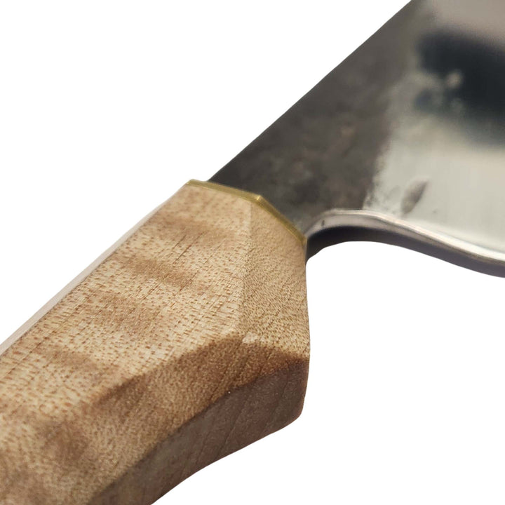 Vue rapprochée du manche du Couteau de chef avec manche en érable par Lapointe kitchen knives