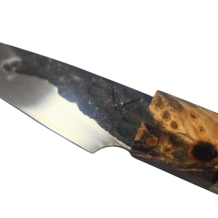 Vue rapprochée du logo du Couteau avec manche en buckeye burl par Lapointe Kitchen knives