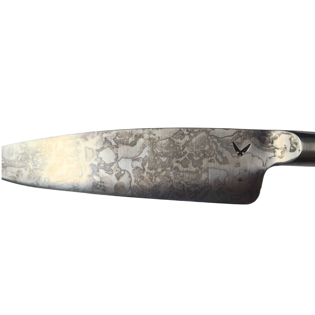 Vue rapprochée de la lame du Couteau avec manche en bois foncé par Lapointe kitchen knives