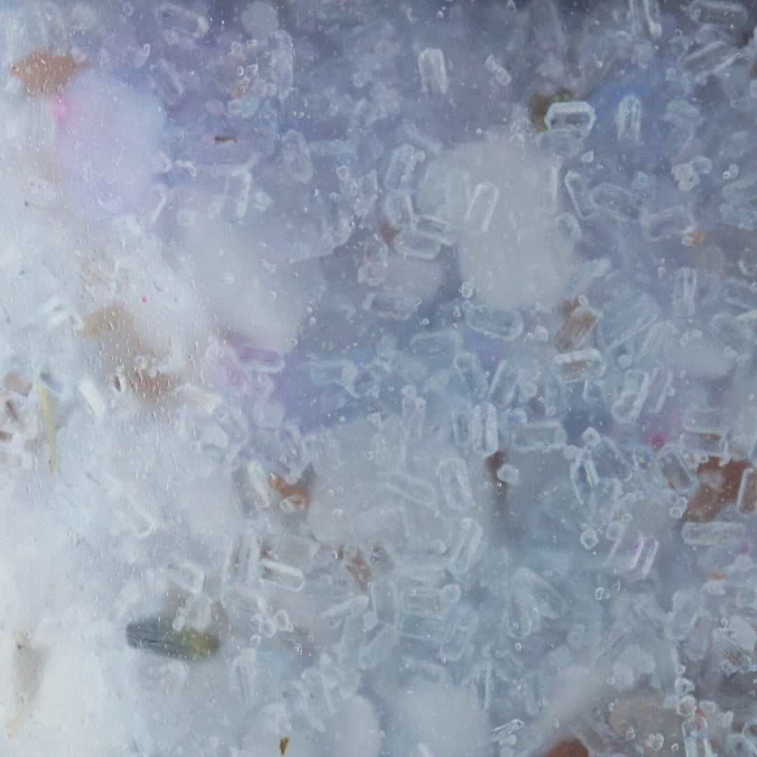 Vue rapprochée du Sel de bain Douce lavande mauve par Dahlia 