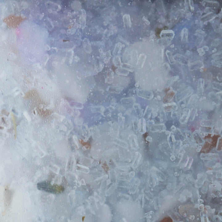 Vue rapprochée du Sel de bain Douce lavande mauve par Dahlia 