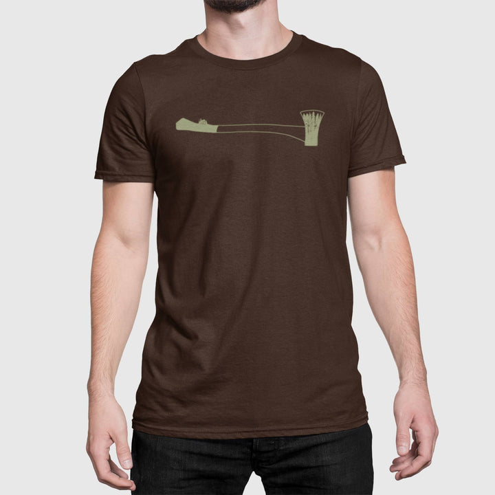 Homme portant un t-shirt brun avec un motif de hache avec une forêt par KM54